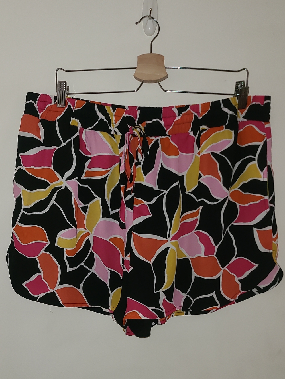 Women’s Black Floral Print Elastic Waist Shorts